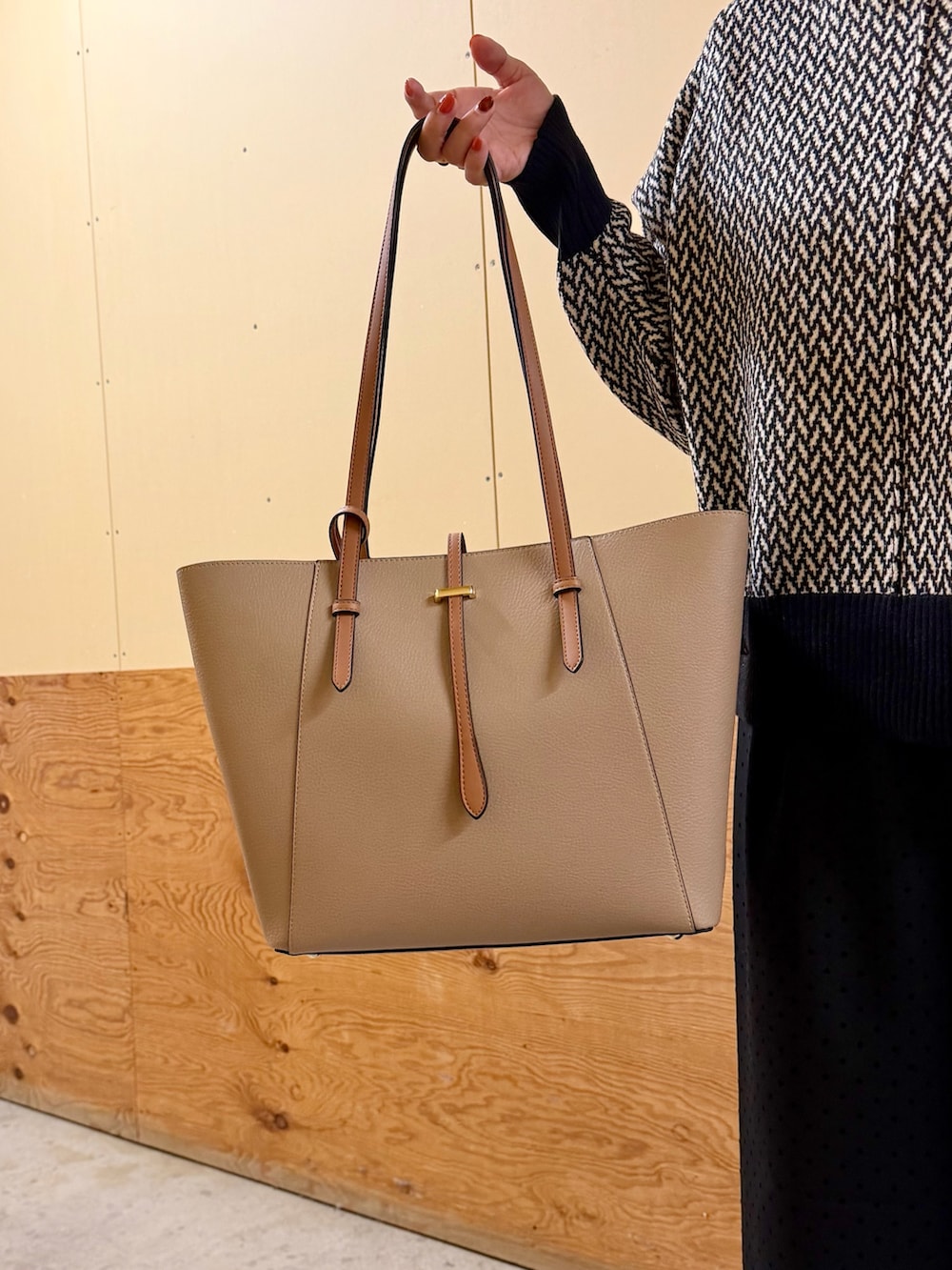 ホワイト系のニット/セーター、その他のその他パンツ、ベージュ系のトートバッグを着用したレディースの秋コーディネートの5枚目の写真