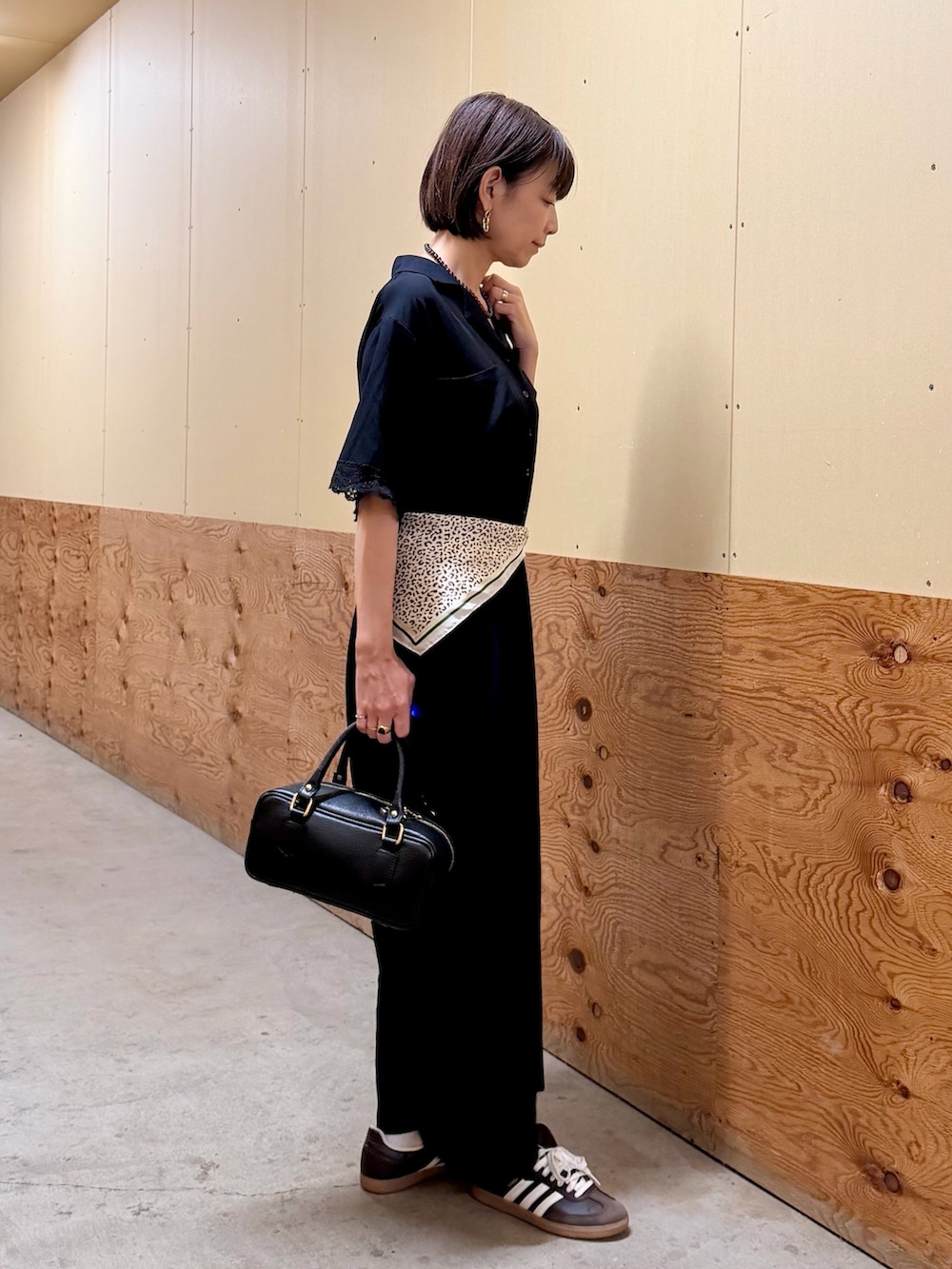 ブラック系のその他パンツ、ブラック系のハンドバッグ、ブラウン系のネックレスを着用したレディースの秋コーディネートの3枚目の写真