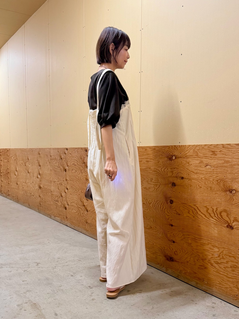 ブラウン系のTシャツ/カットソー、ホワイト系のその他パンツ、ブラウン系のハンドバッグを着用したレディースの夏コーディネートの4枚目の写真