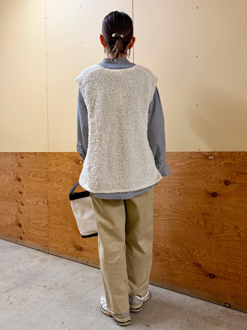 ホワイト系のニット/セーター、その他のシャツ/ブラウス、ベージュ系のその他パンツを着用したレディースの春コーディネートの5枚目の写真