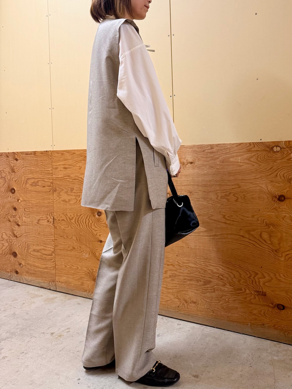 ベージュ系のセットアップ、ホワイト系のシャツ/ブラウス、ブラック系のトートバッグを着用したレディースの冬コーディネートの5枚目の写真