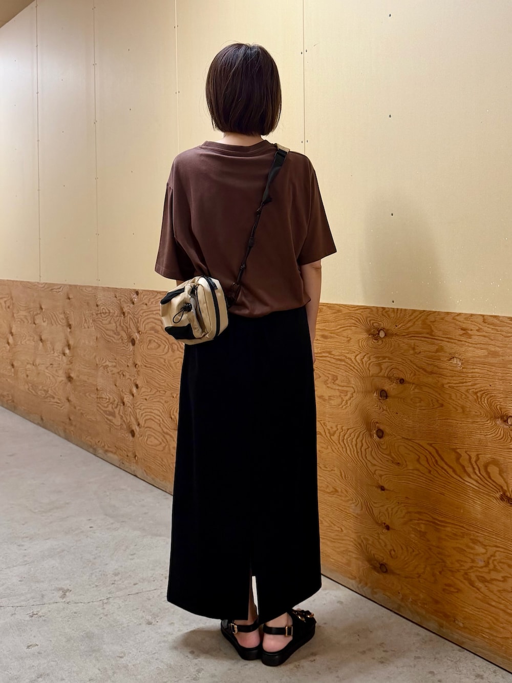 ブラック系のスカート、ブラック系のサンダル、ブラウン系のTシャツ/カットソーを着用したレディースの夏コーディネートの3枚目の写真