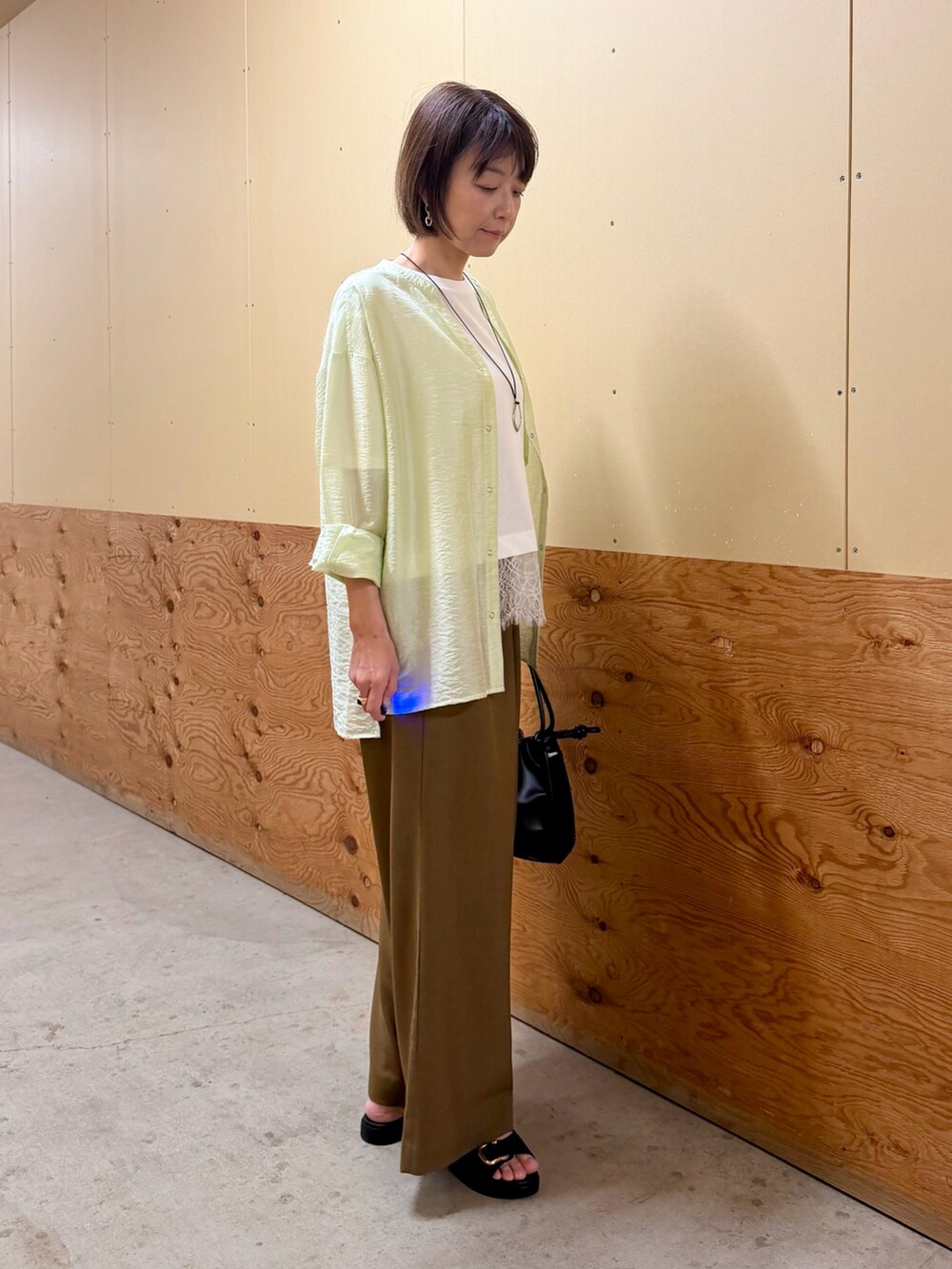 グリーン系のシャツ/ブラウス、ホワイト系のTシャツ/カットソー、ブラウン系のその他パンツを着用したレディースの夏コーディネートの6枚目の写真