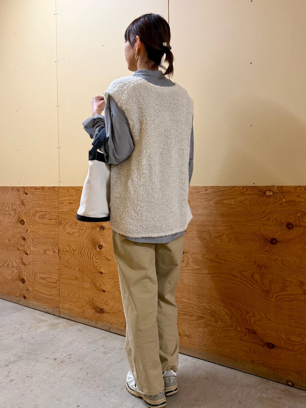 ホワイト系のニット/セーター、その他のシャツ/ブラウス、ベージュ系のその他パンツを着用したレディースの春コーディネートの4枚目の写真