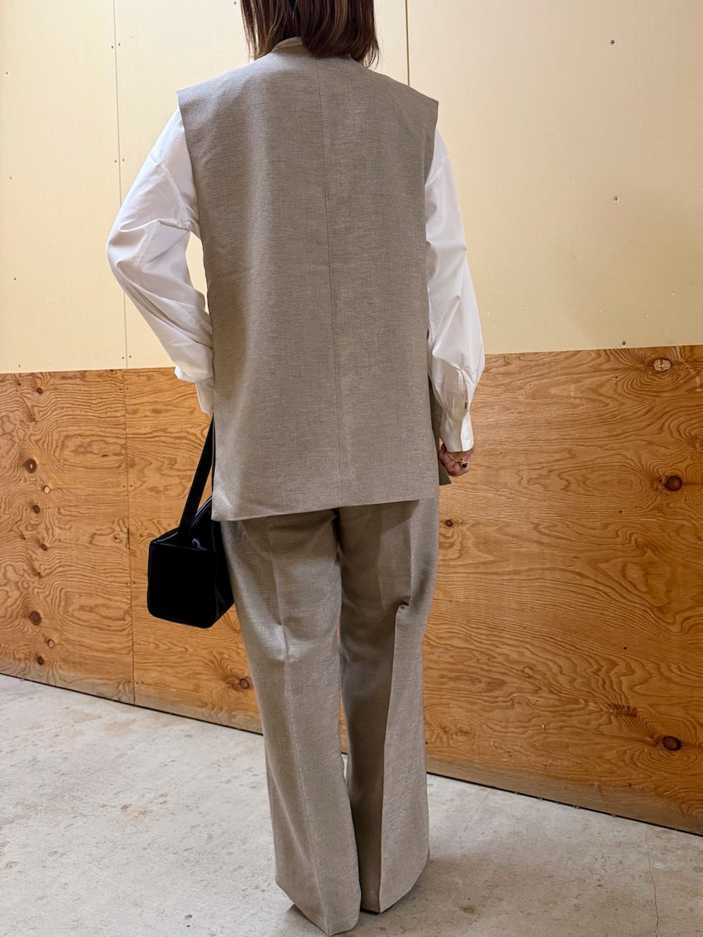 ベージュ系のセットアップ、ホワイト系のシャツ/ブラウス、ブラック系のトートバッグを着用したレディースの冬コーディネートの4枚目の写真