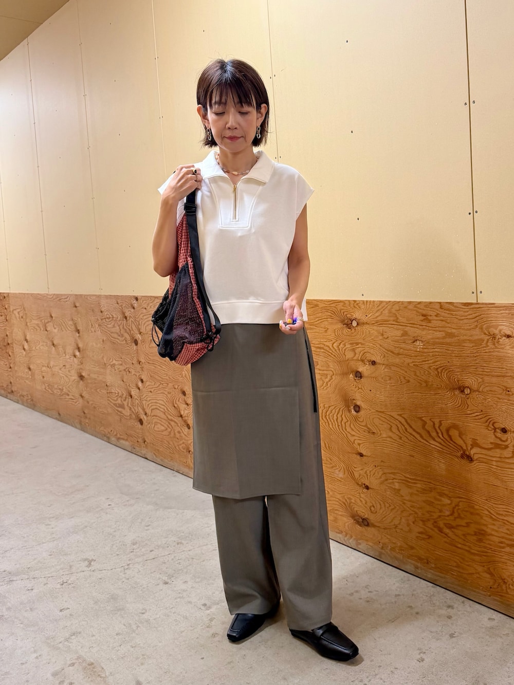 グレー系のその他パンツ、ブラック系のローファー、レッド系のバックパック/リュックを着用したレディースの夏コーディネートの7枚目の写真