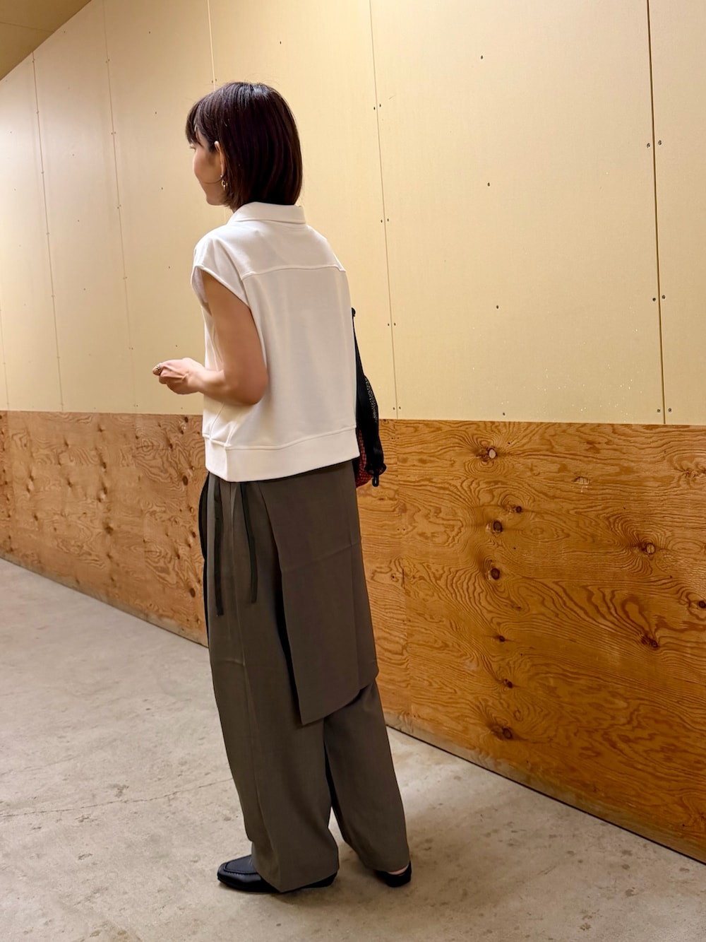 グレー系のその他パンツ、ブラック系のローファー、レッド系のバックパック/リュックを着用したレディースの夏コーディネートの3枚目の写真