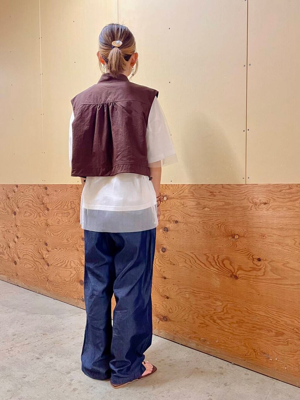 ブラウン系のサンダル、ブラウン系のその他アウター、ブルー系のデニムパンツを着用したレディースの夏コーディネートの3枚目の写真