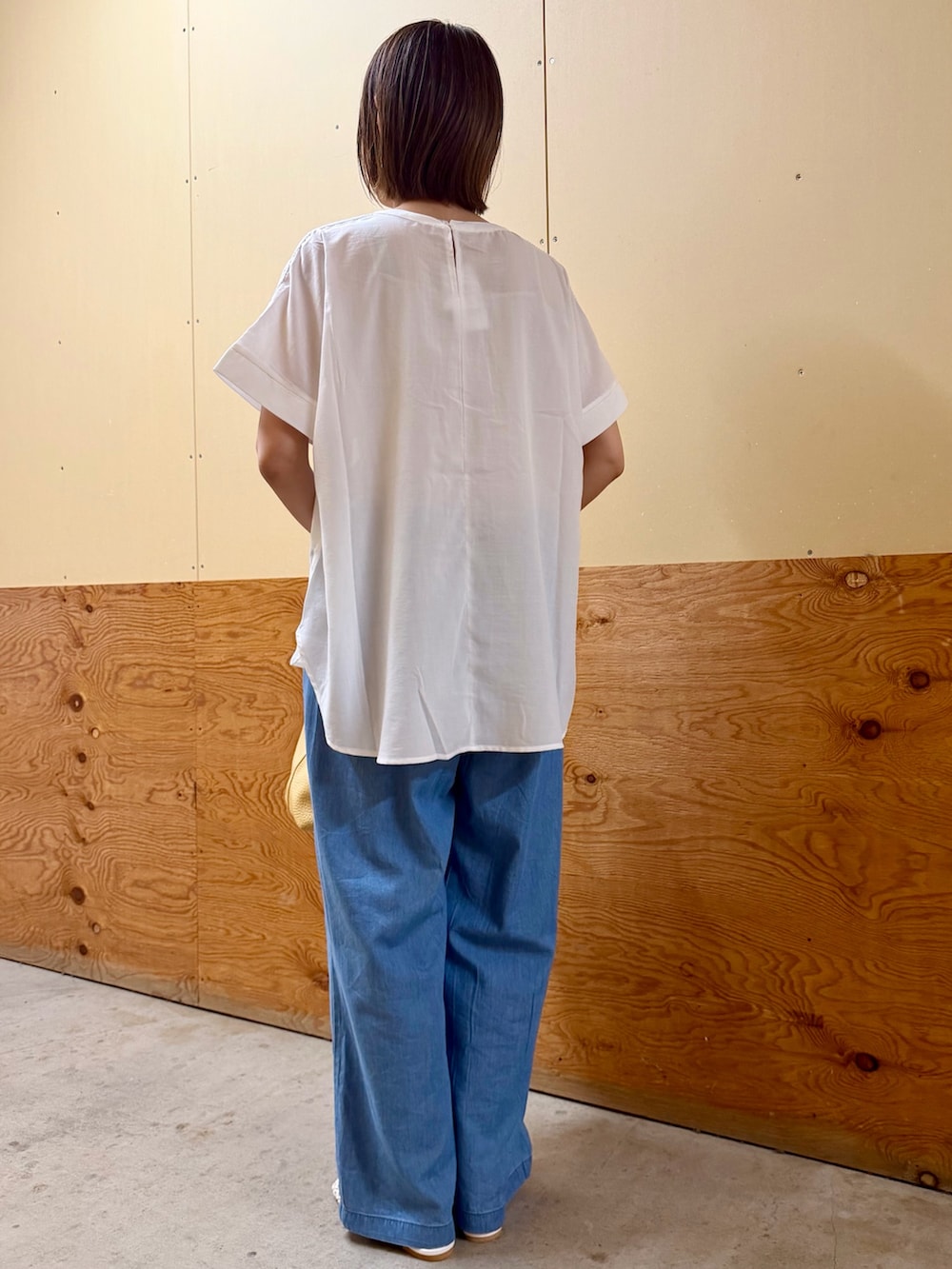 ホワイト系のシャツ/ブラウス、ブルー系のデニムパンツ、ベージュ系のトートバッグを着用したレディースの春コーディネートの3枚目の写真