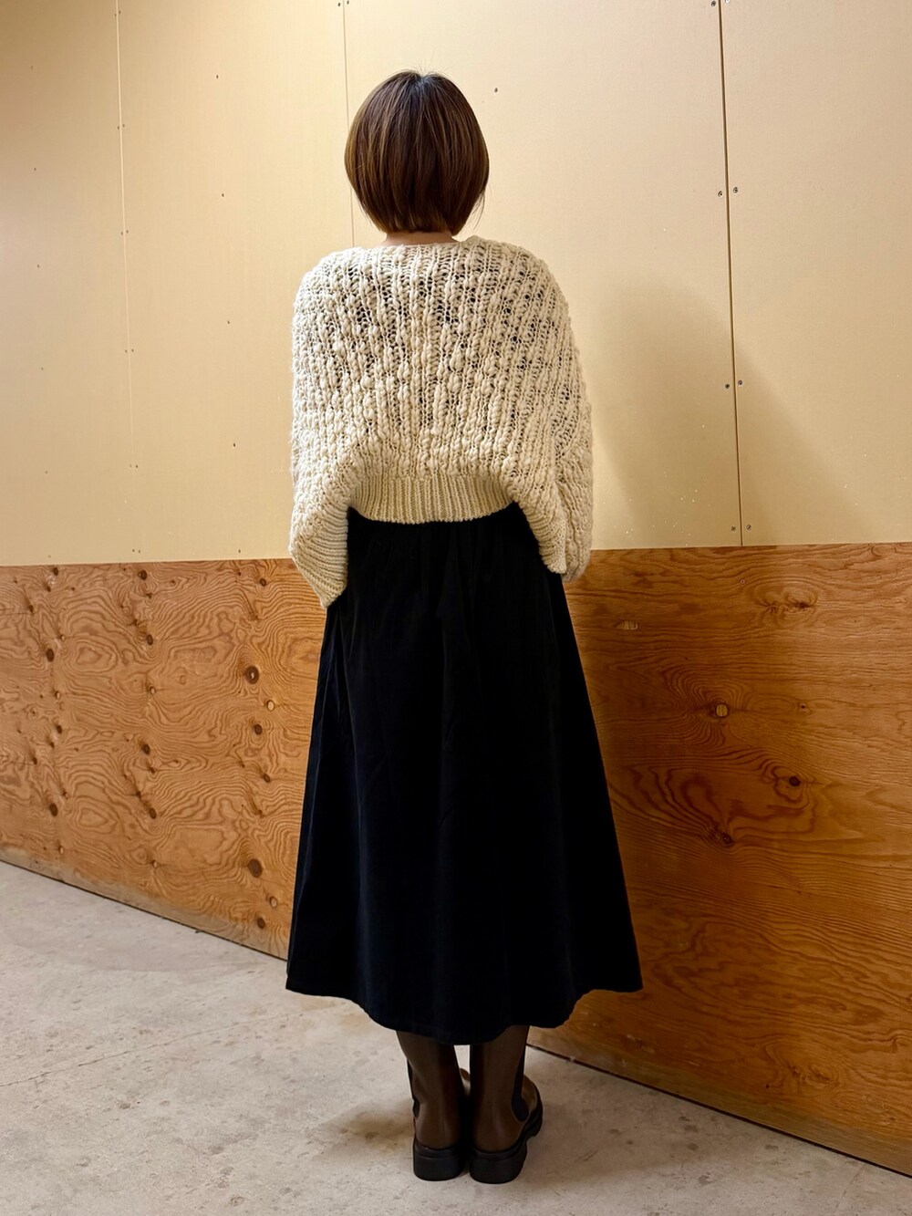 ホワイト系のカーディガン/ボレロ、ブラック系のTシャツ/カットソー、ブラック系のスカートを着用したレディースの秋コーディネートの3枚目の写真