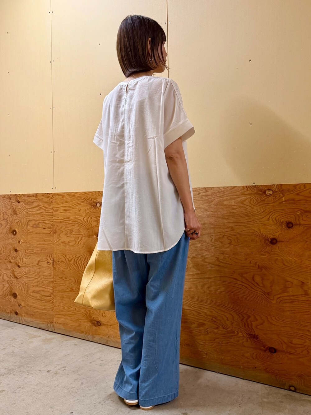 ホワイト系のシャツ/ブラウス、ブルー系のデニムパンツ、ベージュ系のトートバッグを着用したレディースの春コーディネートの4枚目の写真
