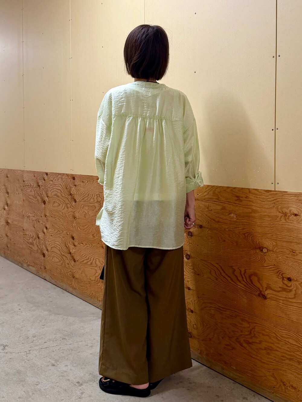 グリーン系のシャツ/ブラウス、ホワイト系のTシャツ/カットソー、ブラウン系のその他パンツを着用したレディースの夏コーディネートの4枚目の写真