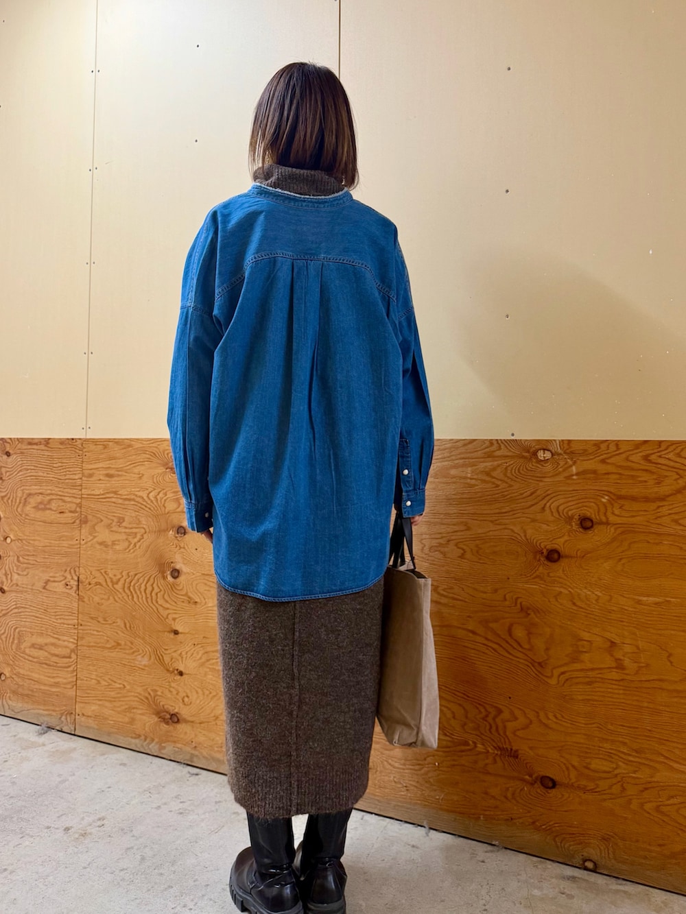 ブラウン系のワンピース、ブルー系のシャツ/ブラウス、グレー系のトートバッグを着用したレディースの冬コーディネートの4枚目の写真