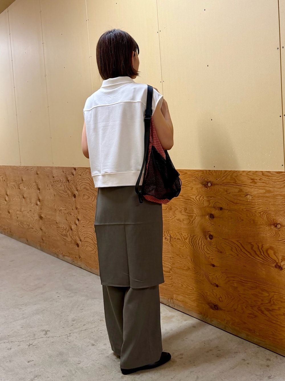 グレー系のその他パンツ、ブラック系のローファー、レッド系のバックパック/リュックを着用したレディースの夏コーディネートの4枚目の写真