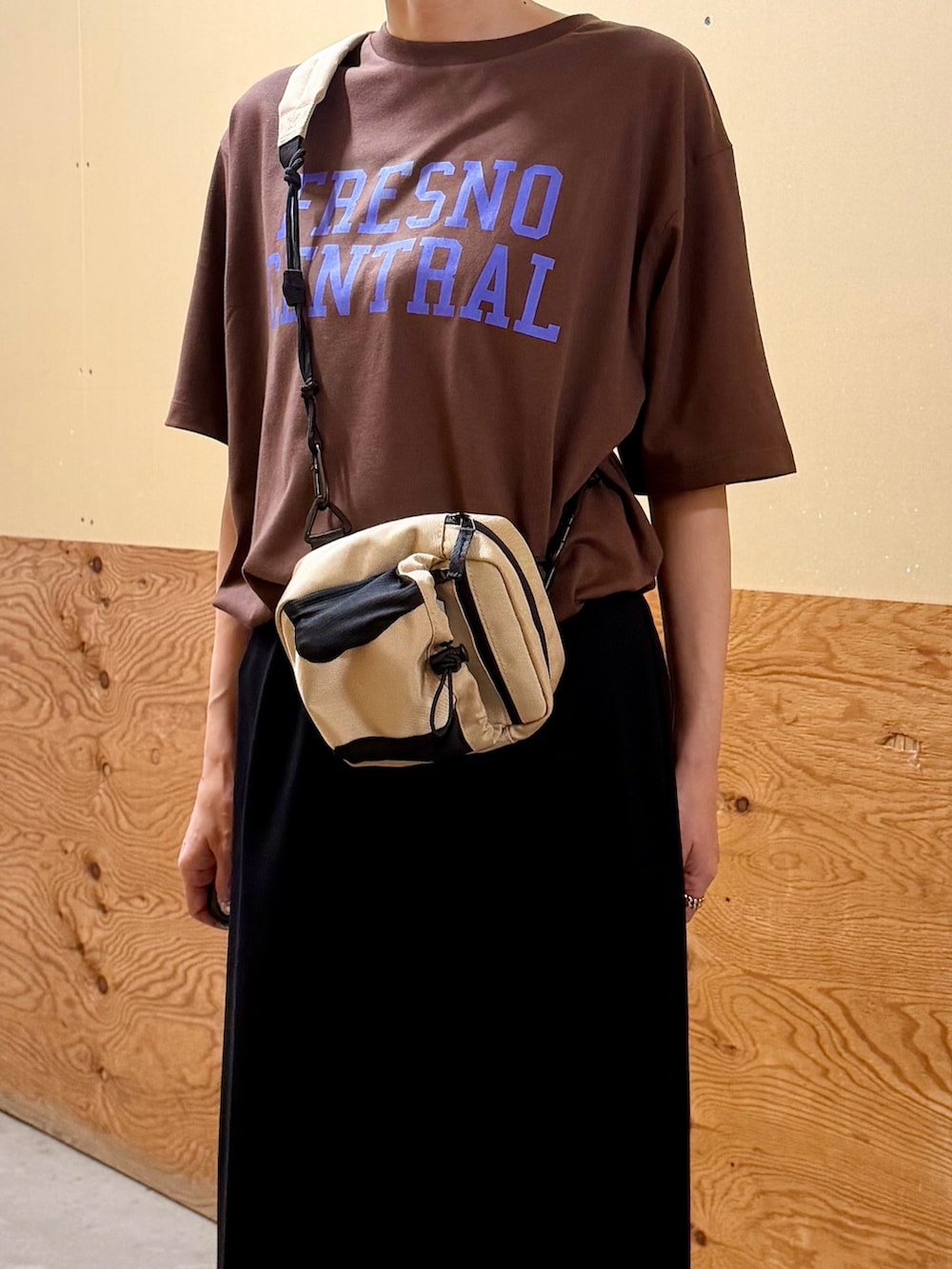 ブラック系のスカート、ブラック系のサンダル、ブラウン系のTシャツ/カットソーを着用したレディースの夏コーディネートの6枚目の写真