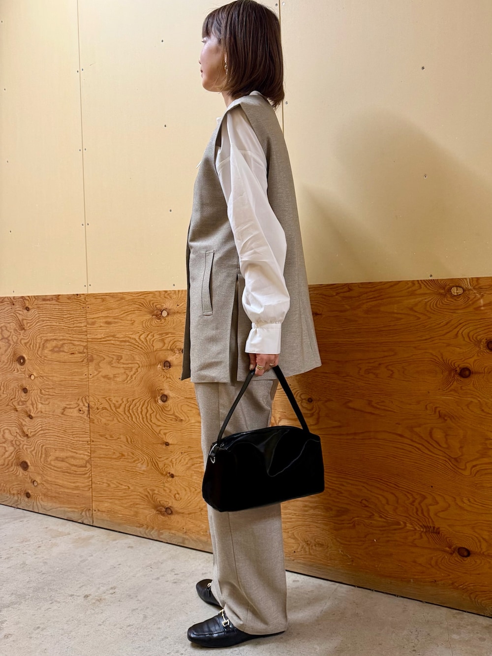 ベージュ系のセットアップ、ホワイト系のシャツ/ブラウス、ブラック系のトートバッグを着用したレディースの冬コーディネートの3枚目の写真