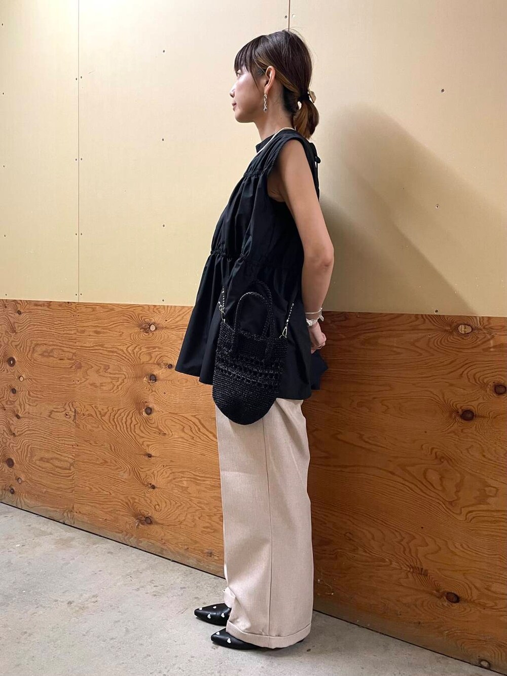 ブラック系のパンプス、ブラック系のショルダーバッグ、ベージュ系のその他パンツを着用したレディースの夏コーディネートの2枚目の写真