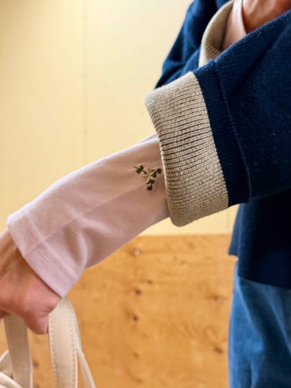 ブルー系のニット/セーター、ピンク系のTシャツ/カットソー、ブルー系のデニムパンツを着用したレディースの冬コーディネートの5枚目の写真