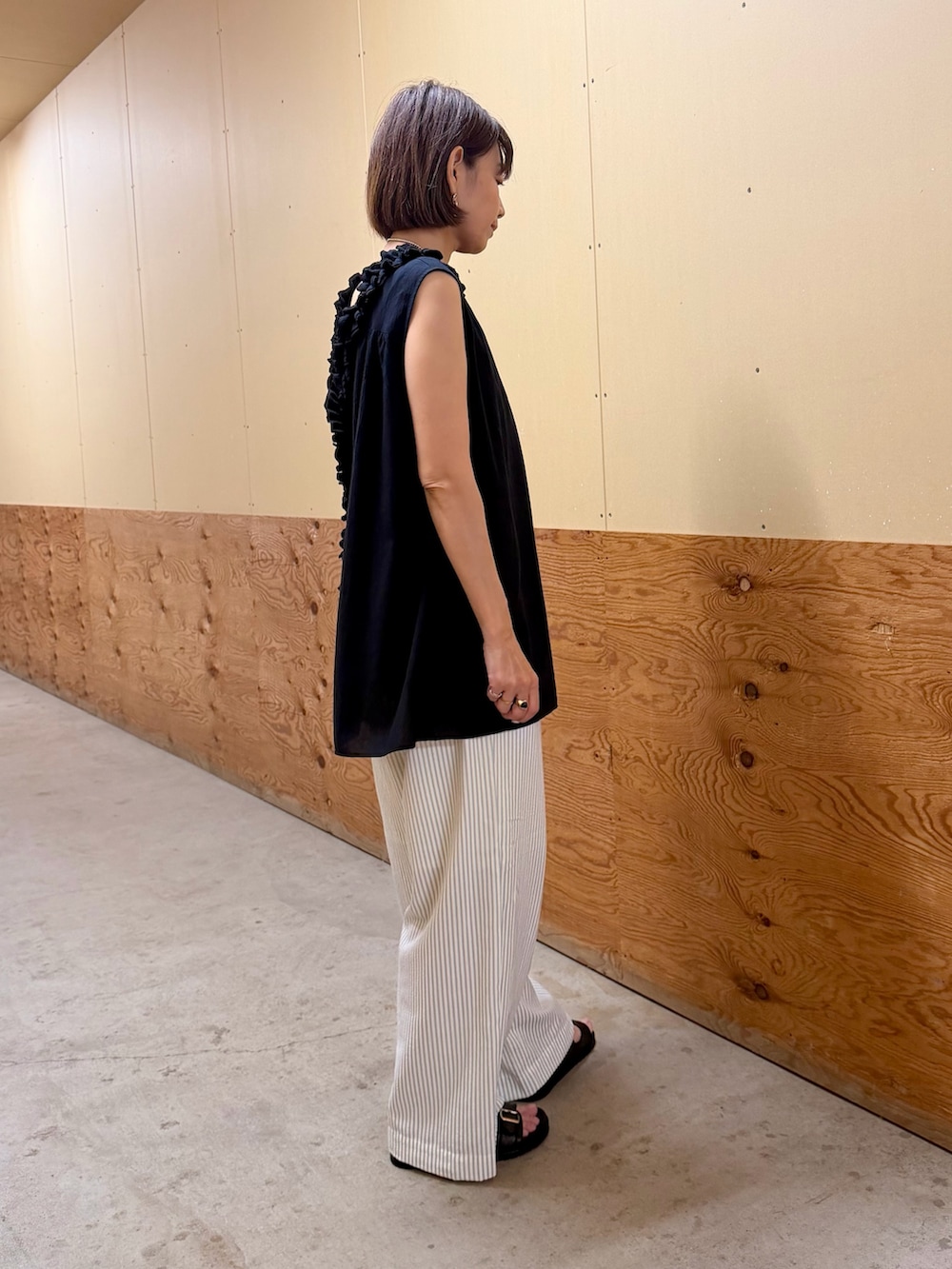 ブラック系のシャツ/ブラウス、ブルー系のその他パンツ、ブラック系のサンダルを着用したレディースの夏コーディネートの4枚目の写真