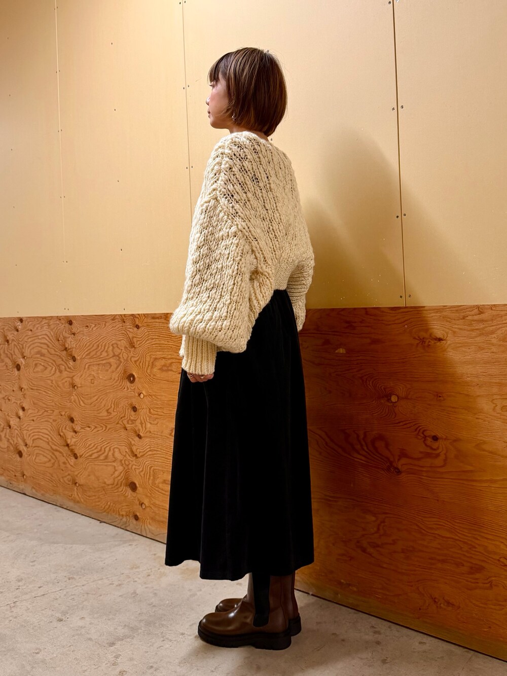 ホワイト系のカーディガン/ボレロ、ブラック系のTシャツ/カットソー、ブラック系のスカートを着用したレディースの秋コーディネートの2枚目の写真