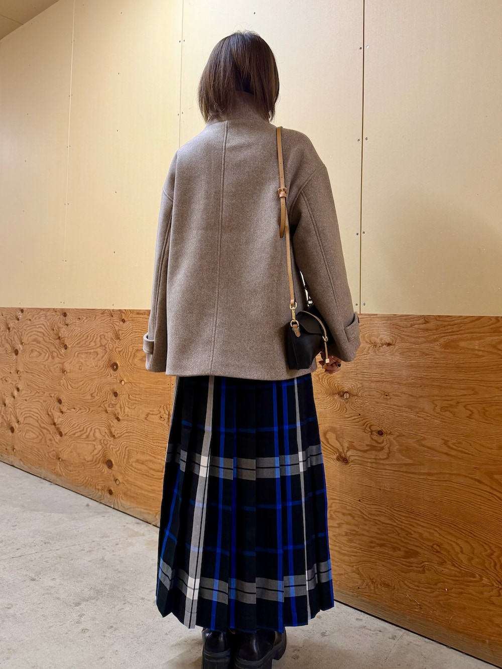 ベージュ系のその他アウター、ブルー系のニット/セーター、ブラック系のスカートを着用したレディースの冬コーディネートの6枚目の写真