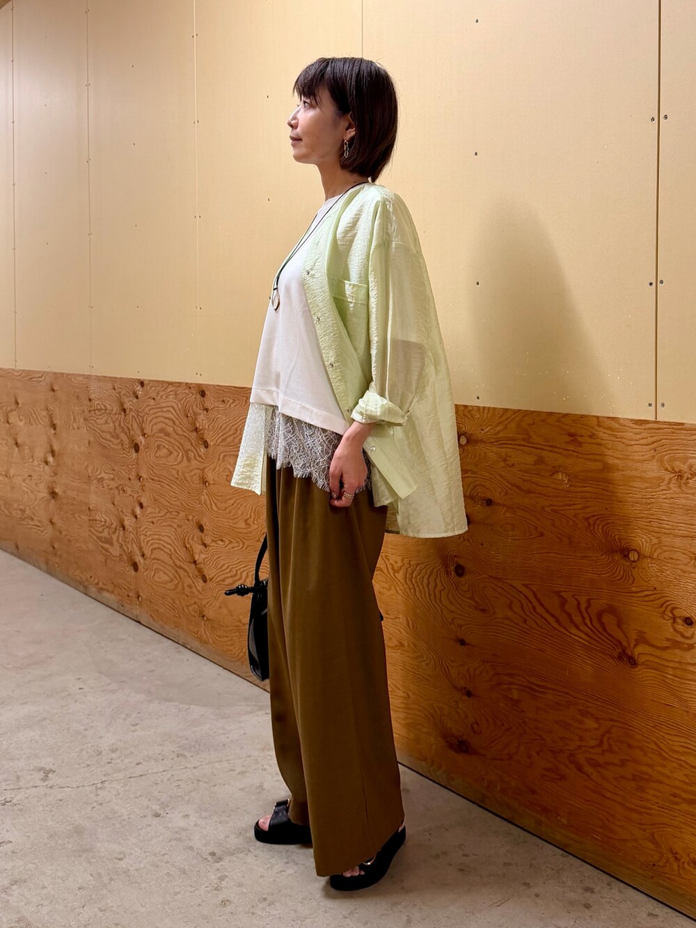グリーン系のシャツ/ブラウス、ホワイト系のTシャツ/カットソー、ブラウン系のその他パンツを着用したレディースの夏コーディネートの2枚目の写真
