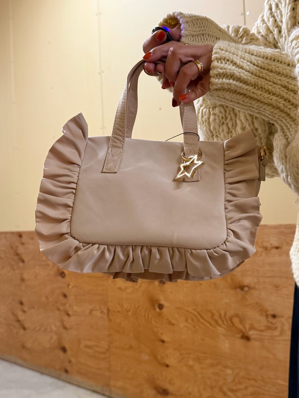 ホワイト系のカーディガン/ボレロ、ブラック系のTシャツ/カットソー、ブラック系のスカートを着用したレディースの秋コーディネートの4枚目の写真