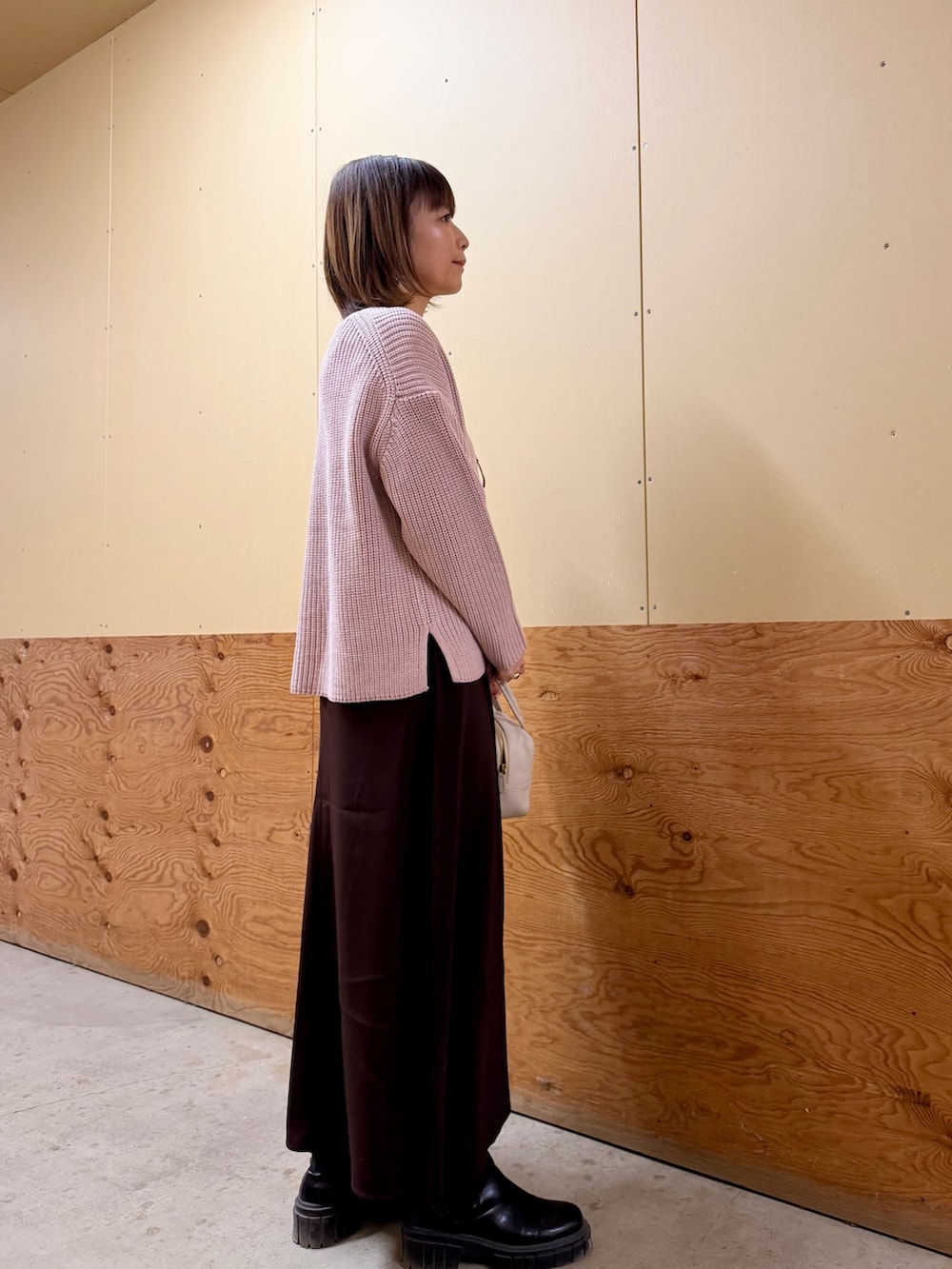 グレー系のボストンバッグ、ピンク系のワンピース、ホワイト系のシャツ/ブラウスを着用したレディースの春コーディネートの5枚目の写真