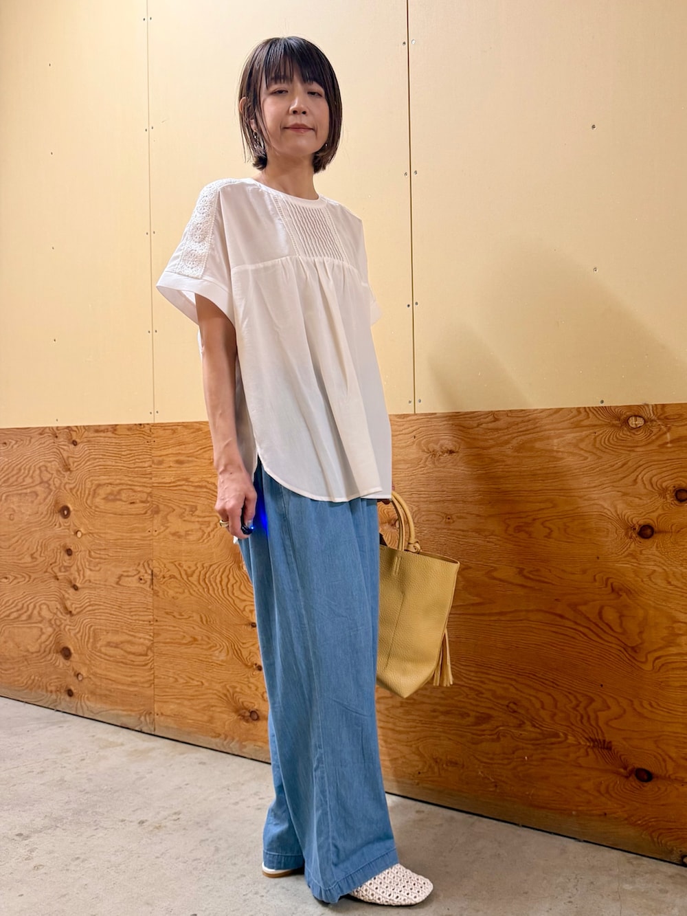 ホワイト系のシャツ/ブラウス、ブルー系のデニムパンツ、ベージュ系のトートバッグを着用したレディースの春コーディネートの5枚目の写真