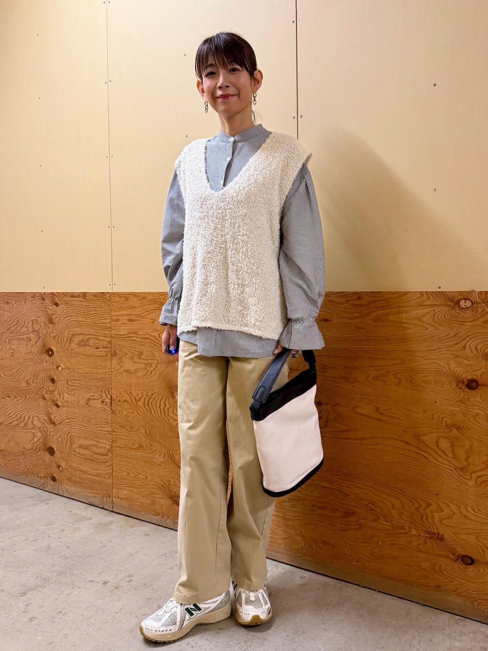 ホワイト系のニット/セーター、その他のシャツ/ブラウス、ベージュ系のその他パンツを着用したレディースの春コーディネートの2枚目の写真