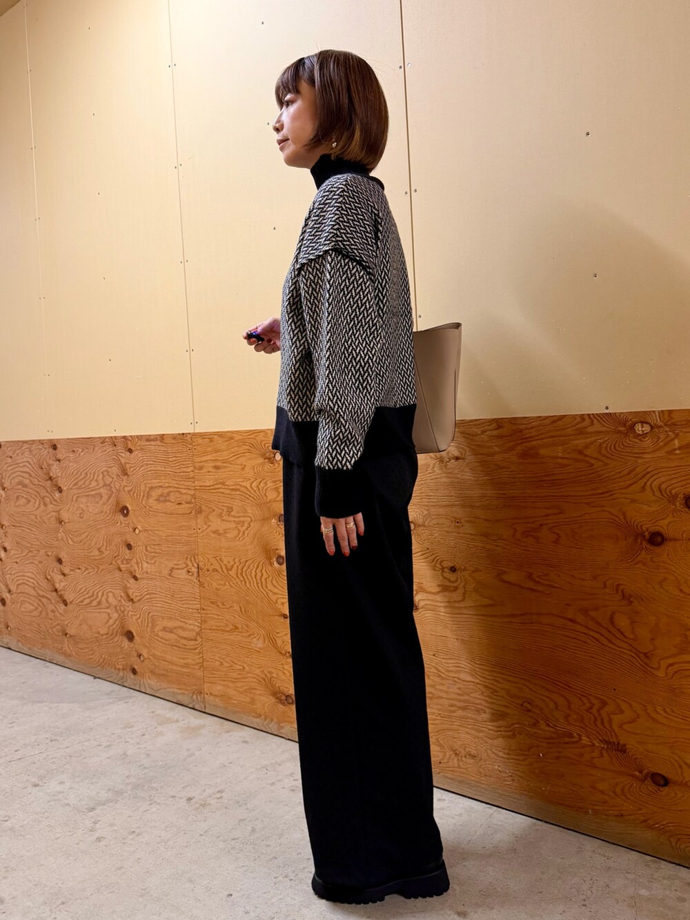 ホワイト系のニット/セーター、その他のその他パンツ、ベージュ系のトートバッグを着用したレディースの秋コーディネートの3枚目の写真