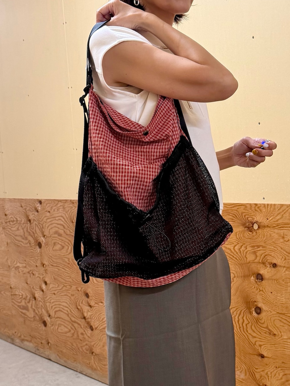 グレー系のその他パンツ、ブラック系のローファー、レッド系のバックパック/リュックを着用したレディースの夏コーディネートの8枚目の写真