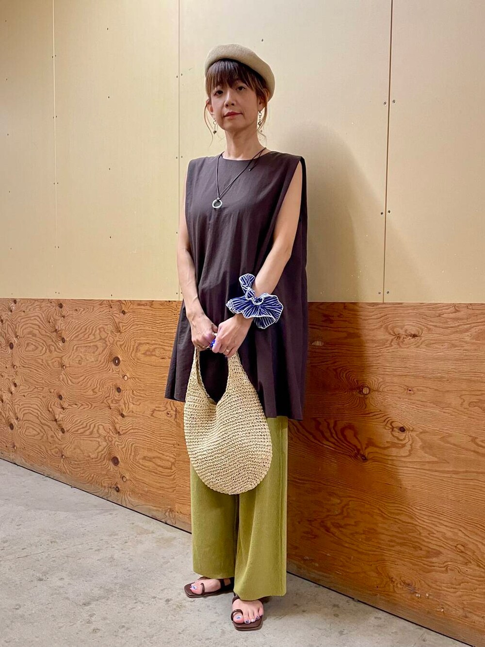 ブラウン系のサンダル、ベージュ系のトートバッグ、イエロー系のその他パンツを着用したレディースの夏コーディネートの2枚目の写真