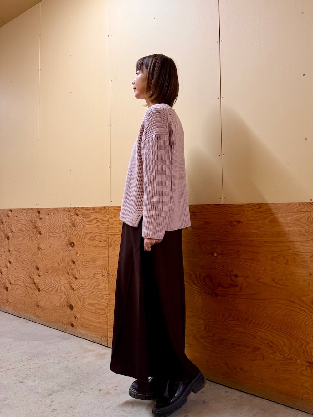 グレー系のボストンバッグ、ピンク系のワンピース、ホワイト系のシャツ/ブラウスを着用したレディースの春コーディネートの3枚目の写真