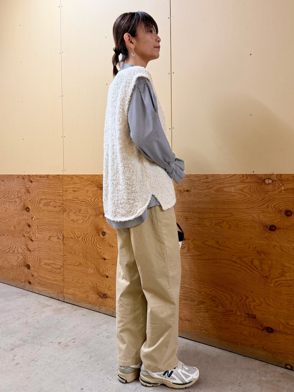 ホワイト系のニット/セーター、その他のシャツ/ブラウス、ベージュ系のその他パンツを着用したレディースの春コーディネートの6枚目の写真