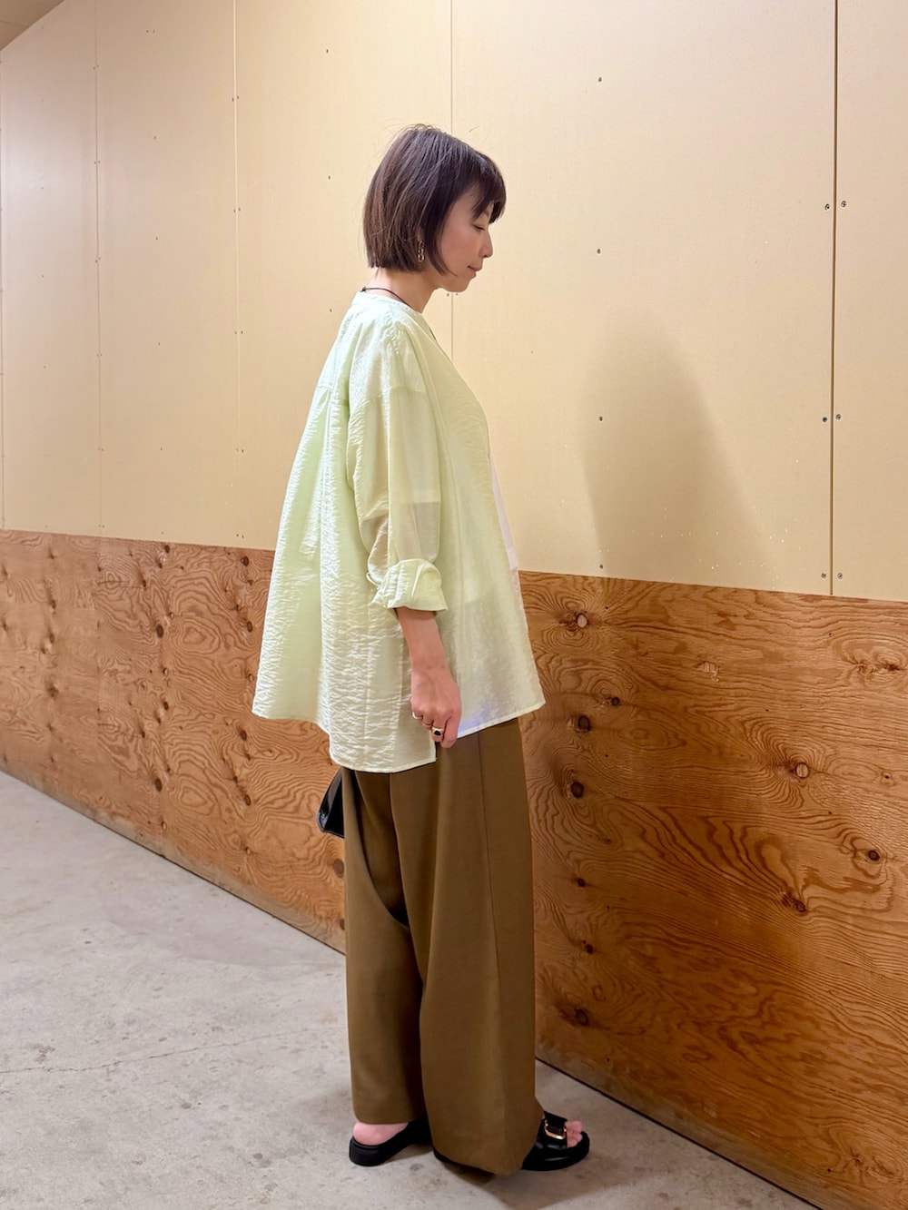 グリーン系のシャツ/ブラウス、ホワイト系のTシャツ/カットソー、ブラウン系のその他パンツを着用したレディースの夏コーディネートの5枚目の写真