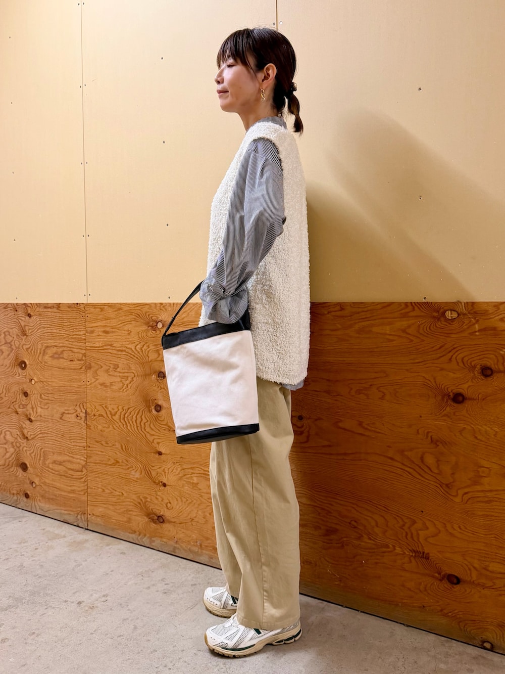 ホワイト系のニット/セーター、その他のシャツ/ブラウス、ベージュ系のその他パンツを着用したレディースの春コーディネートの3枚目の写真