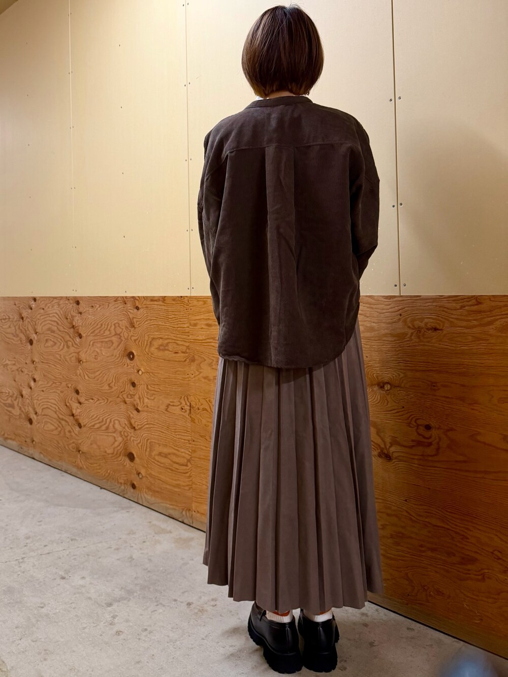 ブラウン系のシャツ/ブラウス、ブラウン系のスカート、グレー系のスウェットを着用したレディースの秋コーディネートの4枚目の写真