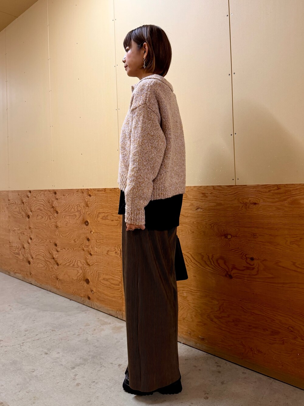 ピンク系のニット/セーター、ブラウン系のその他パンツ、ブラック系のTシャツ/カットソーを着用したレディースの秋コーディネートの4枚目の写真