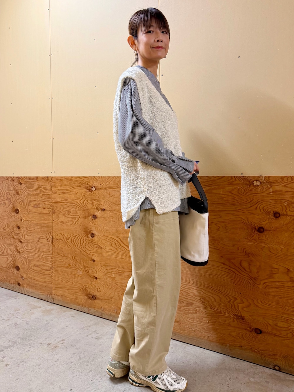 ホワイト系のニット/セーター、その他のシャツ/ブラウス、ベージュ系のその他パンツを着用したレディースの春コーディネートの7枚目の写真