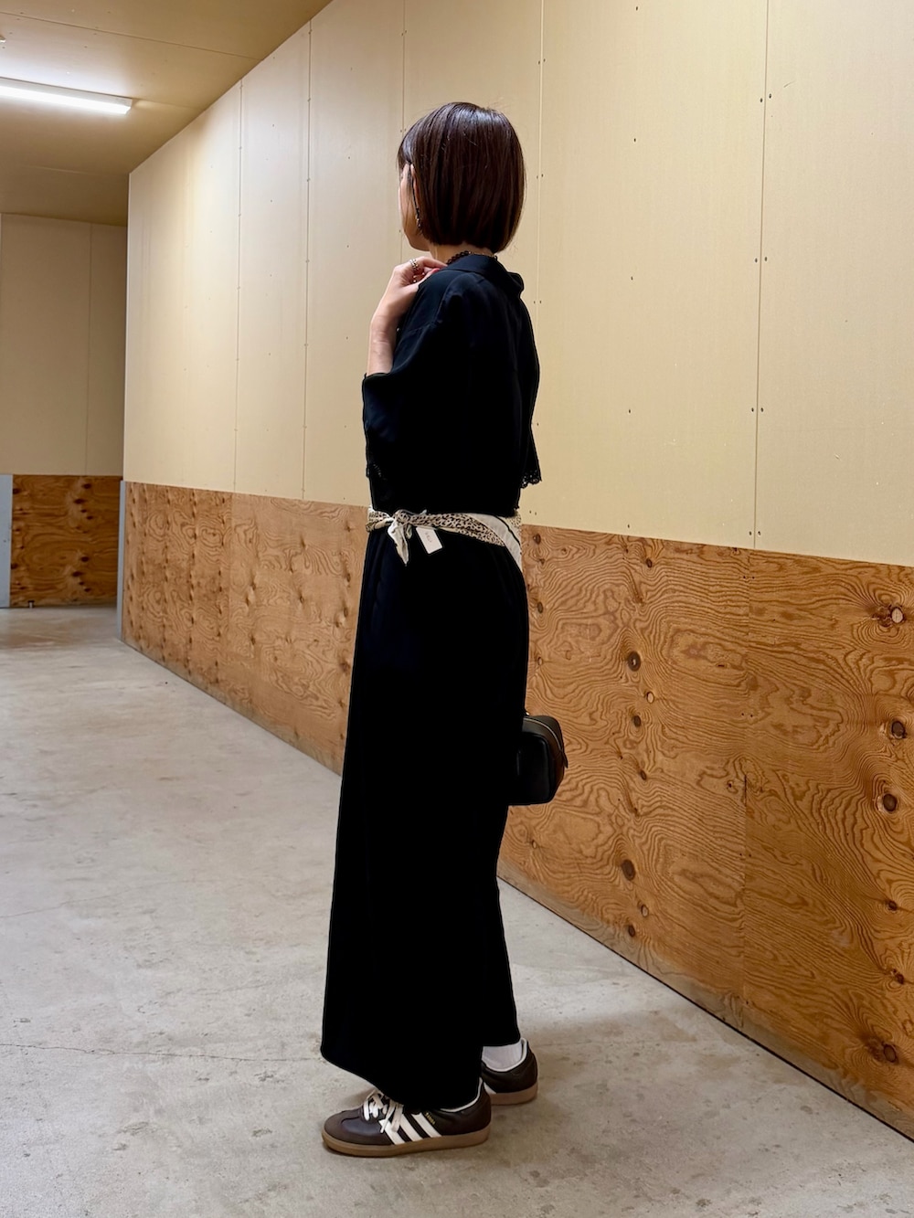 ブラック系のその他パンツ、ブラック系のハンドバッグ、ブラウン系のネックレスを着用したレディースの秋コーディネートの2枚目の写真