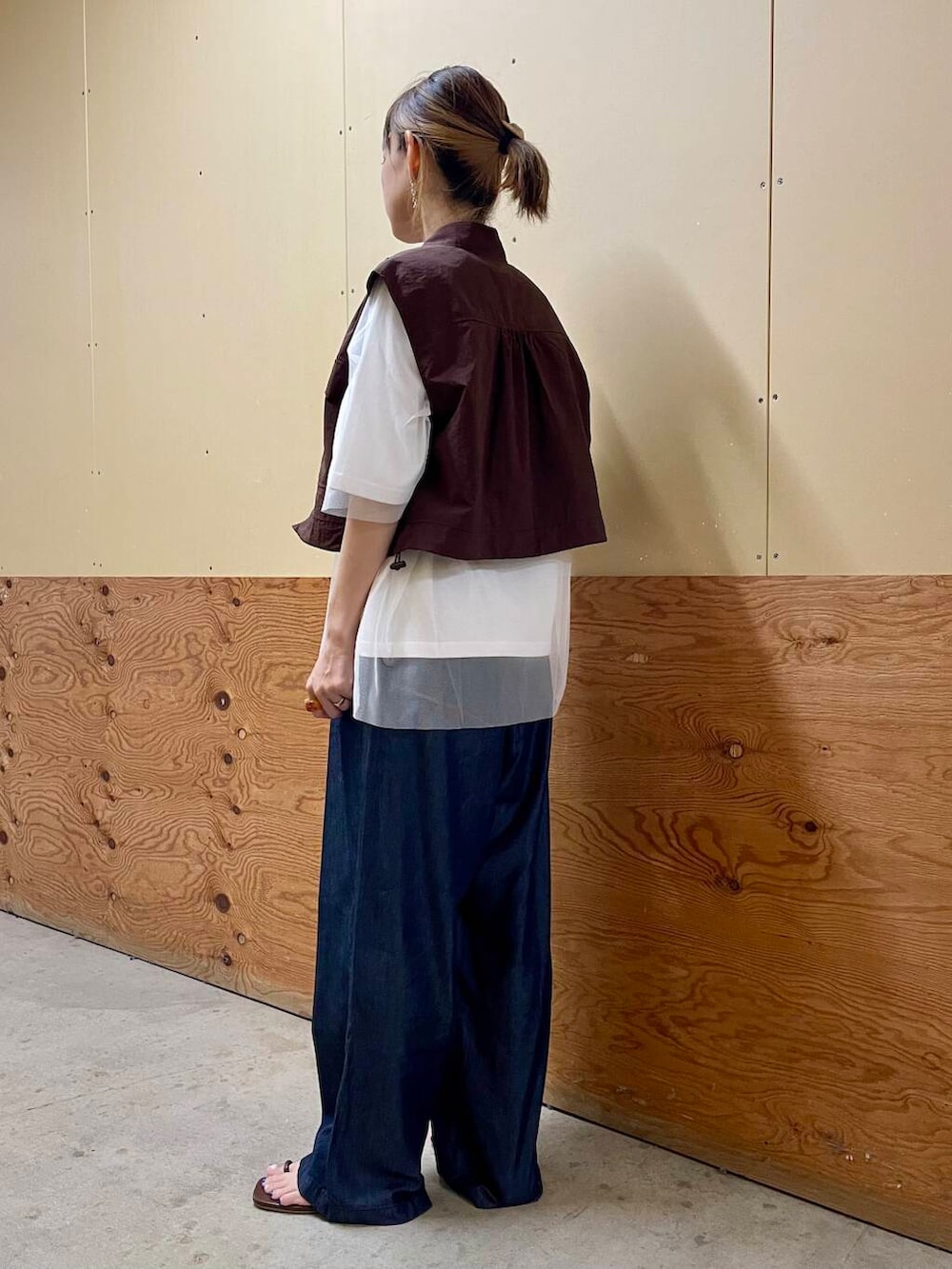 ブラウン系のサンダル、ブラウン系のその他アウター、ブルー系のデニムパンツを着用したレディースの夏コーディネートの2枚目の写真