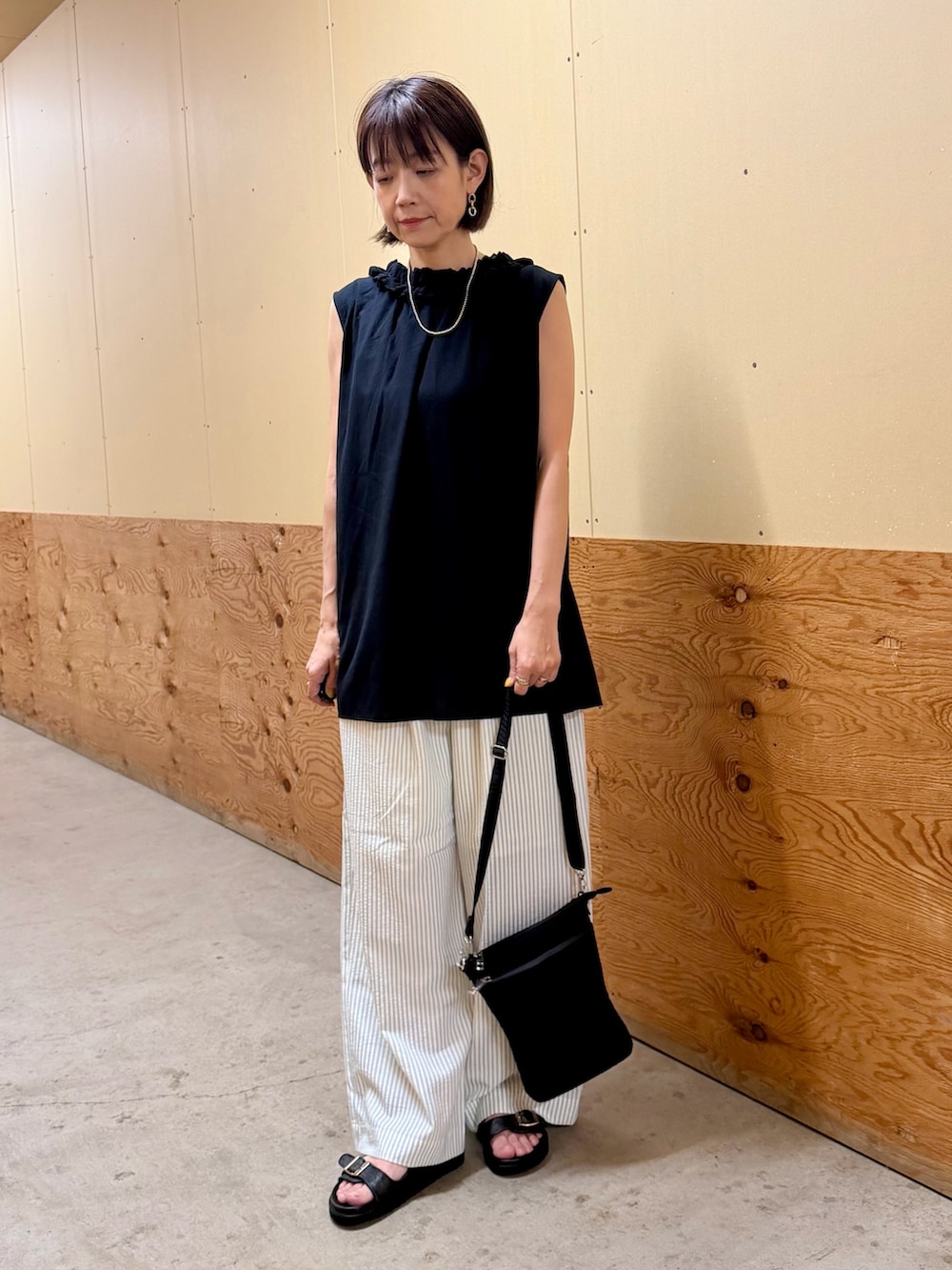 ブラック系のシャツ/ブラウス、ブルー系のその他パンツ、ブラック系のサンダルを着用したレディースの夏コーディネートの6枚目の写真