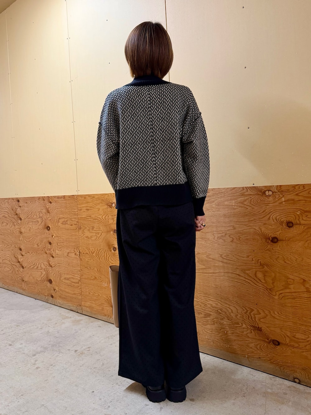 ホワイト系のニット/セーター、その他のその他パンツ、ベージュ系のトートバッグを着用したレディースの秋コーディネートの4枚目の写真