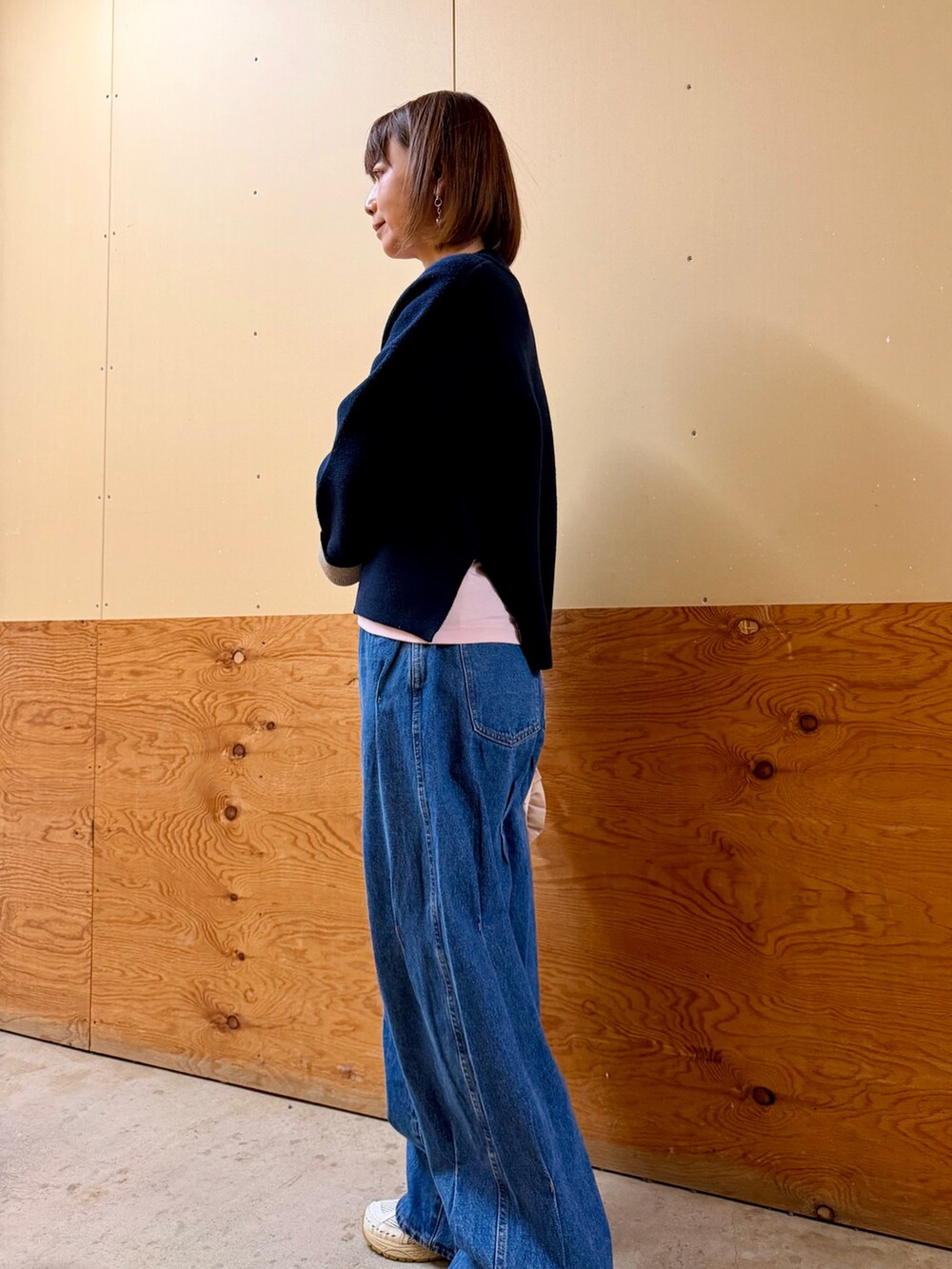 ブルー系のニット/セーター、ピンク系のTシャツ/カットソー、ブルー系のデニムパンツを着用したレディースの冬コーディネートの3枚目の写真