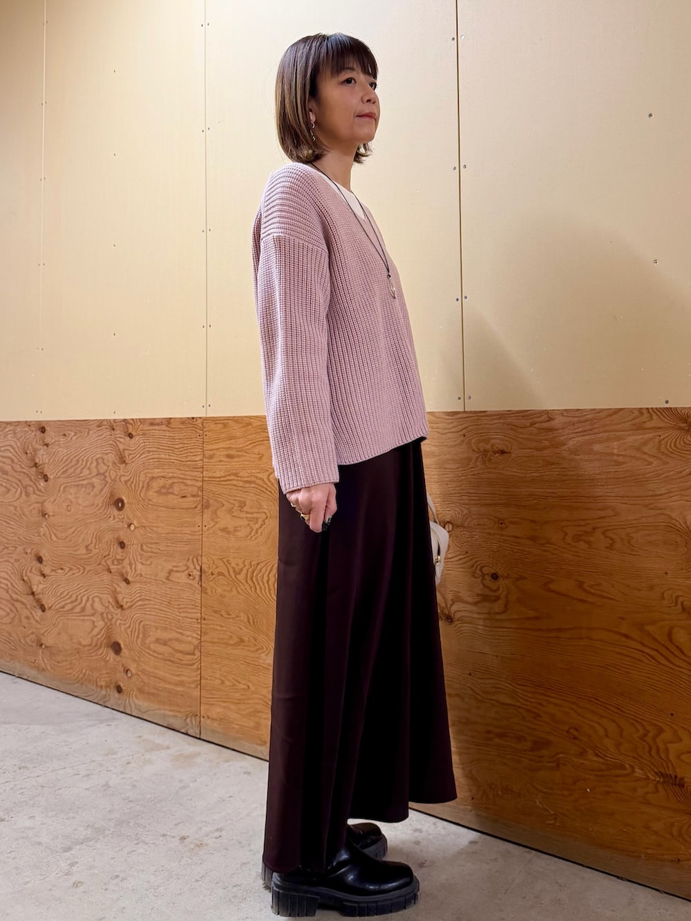 グレー系のボストンバッグ、ピンク系のワンピース、ホワイト系のシャツ/ブラウスを着用したレディースの春コーディネートの6枚目の写真