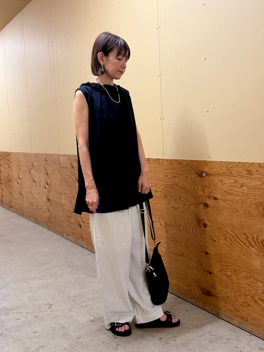 ブラック系のシャツ/ブラウス、ブルー系のその他パンツ、ブラック系のサンダルを着用したレディースの夏コーディネートの5枚目の写真