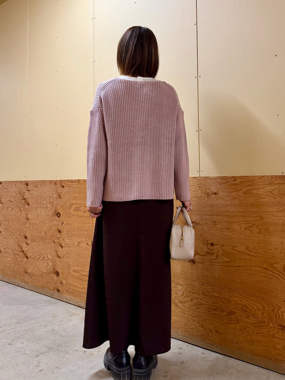 グレー系のボストンバッグ、ピンク系のワンピース、ホワイト系のシャツ/ブラウスを着用したレディースの春コーディネートの4枚目の写真