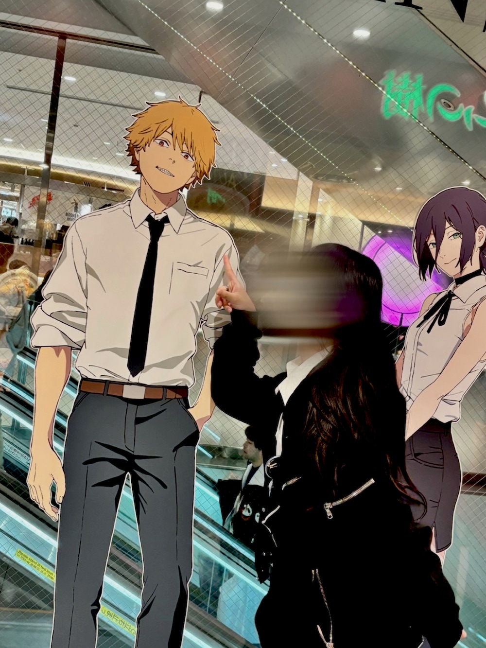 ブラック系のパーカー、ブラック系のネクタイを着用したレディースの秋コーディネートの2枚目の写真