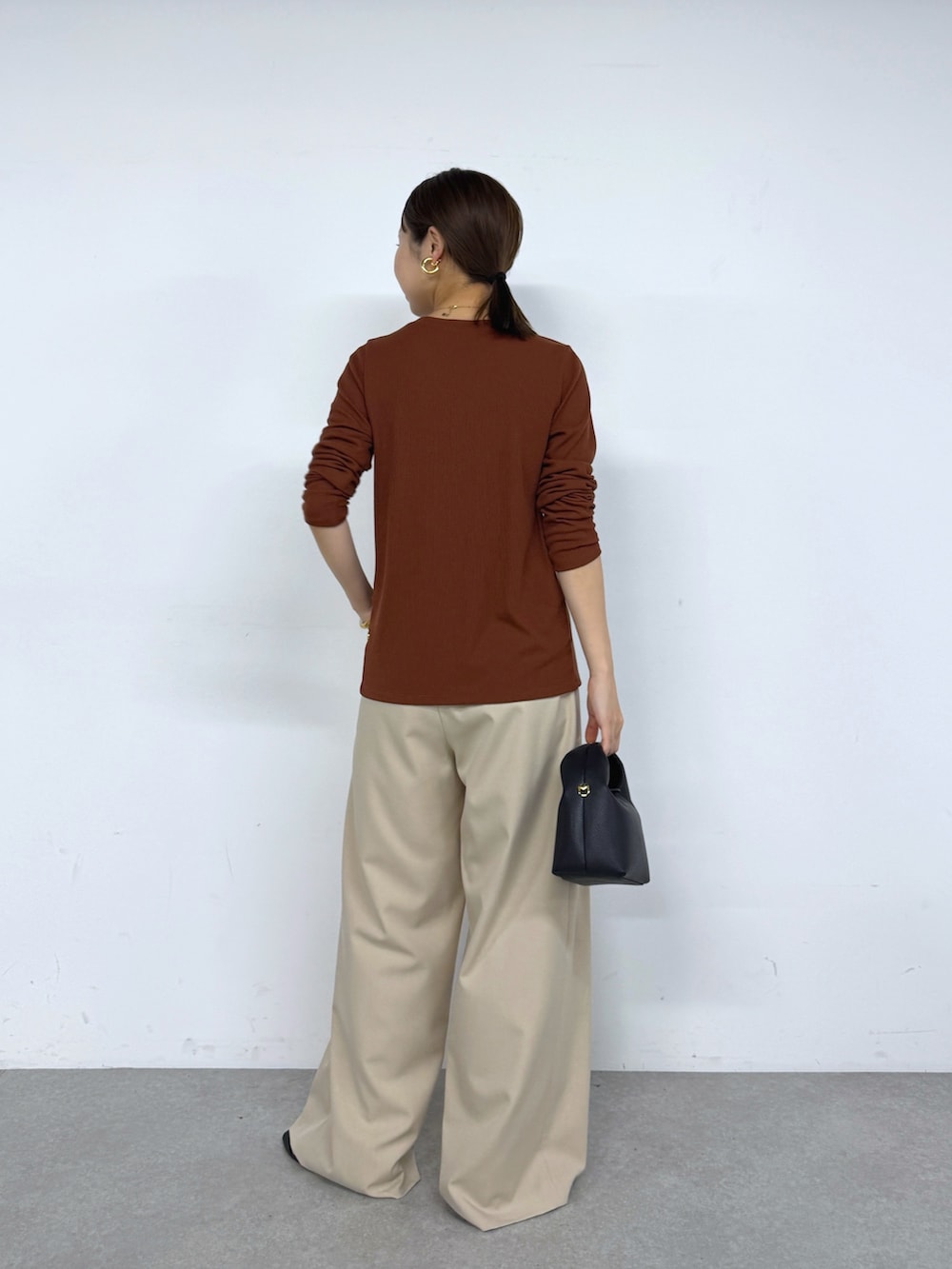 ブラウン系のカーディガン/ボレロ、ベージュ系のその他パンツ、ブラック系のベルトを着用したレディースの夏コーディネートの5枚目の写真